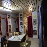 L�ambiente alle spalle del palco ospita i camerini degli attori, per la maggior parte spogli e spartani...